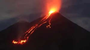 Gunung Lewotobi Meletus